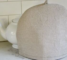 cmo coser un tea cozy patrn gratuito, acogedora de t de lino delante de la tetera blanca
