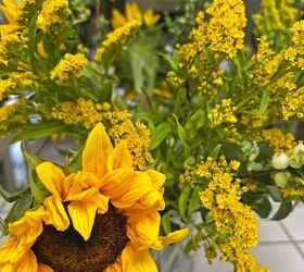 cmo preparar una cesta de regalo bonita y bien pensada, ramo de girasoles