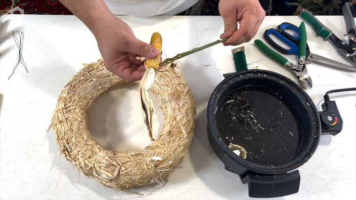 corn husk wreath, Add glue to the floral wire pick