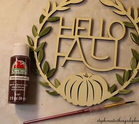 cmo transformar un cartel hello fall de madera con pintura y decoraciones, Pintura acr lica cartel de hola oto o con hojas pintadas y pincel