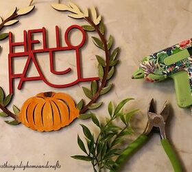 cmo transformar un cartel hello fall de madera con pintura y decoraciones, Letrero de hola oto o cortadores de flores pegamento caliente y follaje de imitaci n