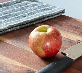 recetas sencillas de olla a fuego lento para cada estacin del ao, Una manzana sobre una tabla de cortar de madera