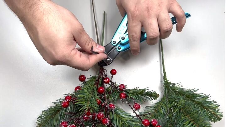 christmas stocking door hanger, Cutting the zip tie