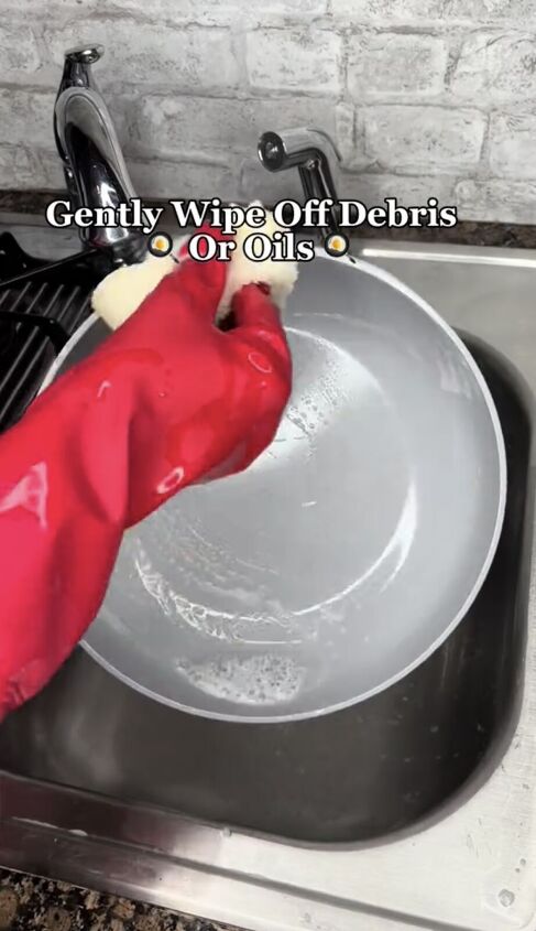 how to clean non stick pans, Wiping off debris and oil