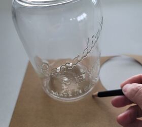 cmo hacer un espectacular farol de calabaza con papel, Dibujar un c rculo en papel alrededor del fondo de un tarro de alba il