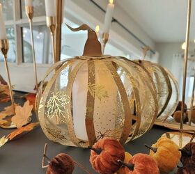 cmo hacer un espectacular farol de calabaza con papel, Farol de calabaza con tallos de calabaza de terciopelo marr n y candelabros dorados delante de un espejo