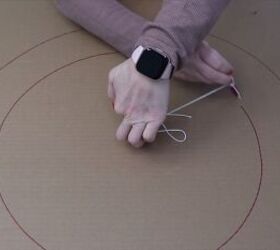 Drawing a circle inside to make the wreath shape