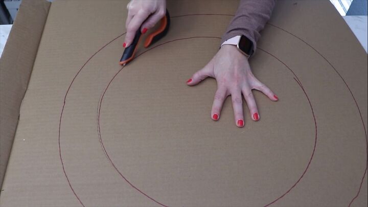 Cutting out the wreath form with a knife