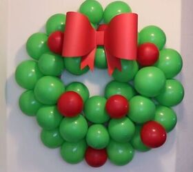 How to Make a DIY Balloon Wreath For Your Holiday Party