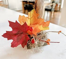 farol de calabaza con rallador de queso, tallo con hojas sobre esponja de lijar