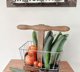 jardn hod vegetal de piezas reutilizadas, cesta de jardineria con cartel mercantil