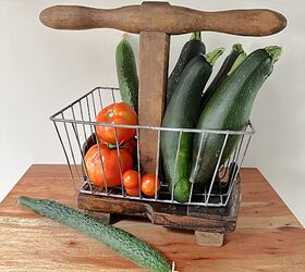 jardn hod vegetal de piezas reutilizadas, cesta con asa y verduras