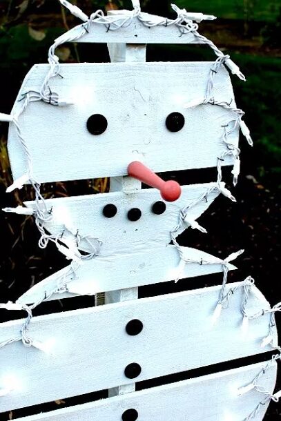 DIY wood pallet snowman