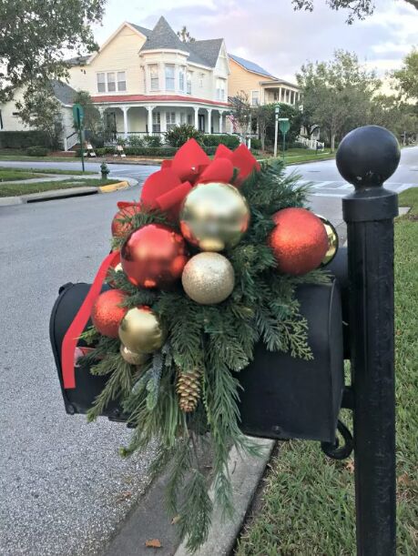 DIY Christmas mailbox decoration
