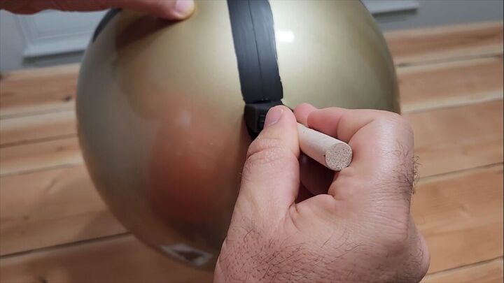 Making the circle with black paint