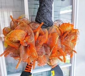 guirnalda de sombreros de bruja diy dollar tree transformando una malla decorativa