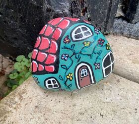 Cómo alegrar el jardín o la entrada con una casita de piedra pintada