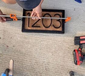 diy house number sign, Adding the numbers to the sign