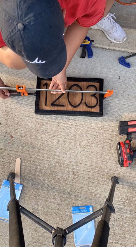 diy house number sign, Adding the numbers to the sign