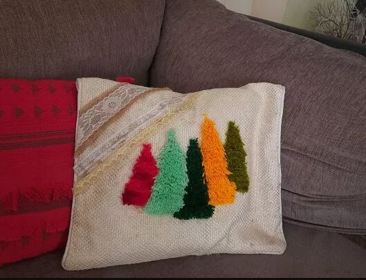 Yarn Christmas tree cushion cover