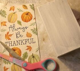 pila de libros otoales en una caja de madera de dollar tree, Servilleta decorativa con dise o de calabaza caja pintada y tijeras