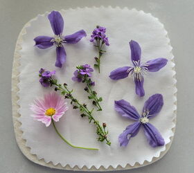 cmo prensar flores de 4 maneras diferentes, Flores en la hoja de algod n de la prensa para microondas