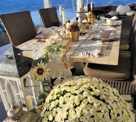 cmo hacer un atrapasol diy con flores prensadas, Decoraci n blanca y dorada de Acci n de Gracias en una mesa exterior