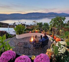 cmo hacer un atrapasol diy con flores prensadas, Dos j venes sentados frente al fuego con una jardinera redonda curv ndose a su alrededor