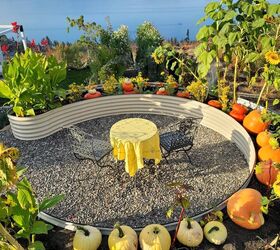 qu hacer con su cama elevada del jardn en otoo, Jardinera redonda elevada con calabazas rojas naranjas y amarillo claro