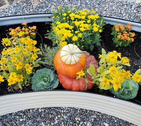 qu hacer con su cama elevada del jardn en otoo, Flores amarillas y naranjas con un topiario de calabazas Cenicienta apiladas en un topiario