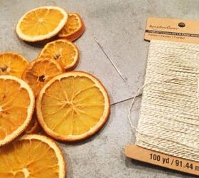 rodajas aromticas de naranja deshidratada que puedes hacer t mismo fcilmente, Realmente todo lo que necesitas para crear una guirnalda de naranjas secas son naranjas y un poco de cuerda y aguja