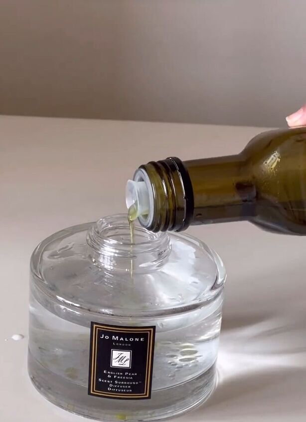 diy reed diffuser, Pouring the carrier oil