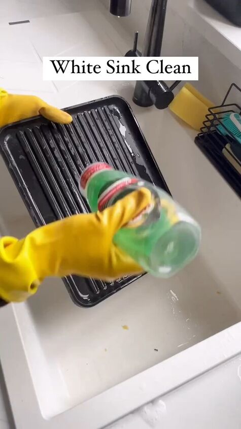 how to clean a white sink, Using liquid dish soap