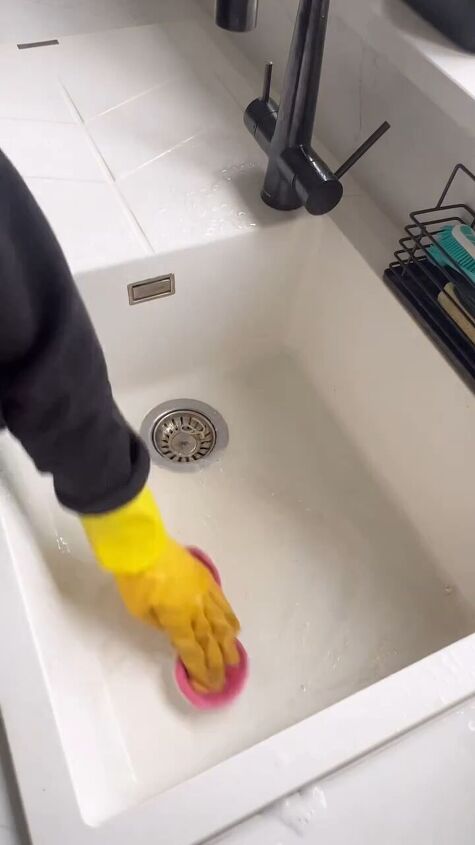 how to clean a white sink, Scrubbing surfaces in a circular motion