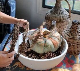 un centro de mesa otoal sencillo y orgnico fcil de hacer, Enrollando la guirnalda de vid alrededor del centro de calabaza