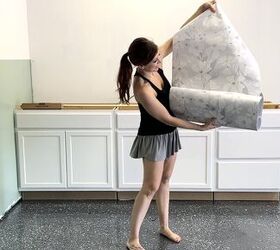 proyecto taller garaje, mujer cuelga papel pintado