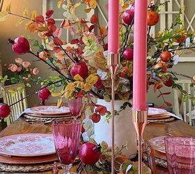 ideas de manualidades de otoo para tu mesa, Una preciosa mesa de oto o con velas naranjas y rosas flores de imitaci n y hojas caseras pintadas y cortadas