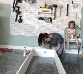 diy murphy puerta librera, Mujer construyendo libreria