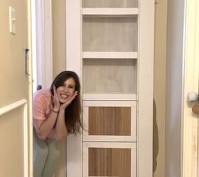 diy murphy puerta librera, Mujer emocionada delante de una estanteria con puerta Murphy