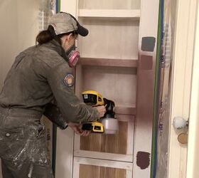 diy murphy puerta librera, Una mujer empieza a pintar una estanteria con puerta Murphy