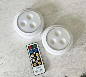 un fcil y elegante diy wireless wall sconce hack, Luces LED a pilas con mando a distancia