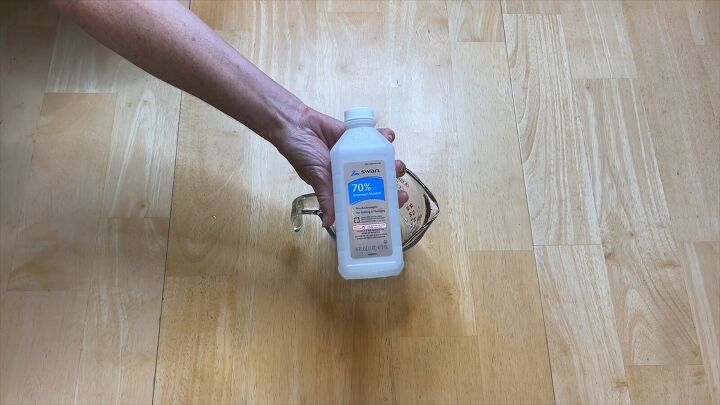 Clean and shine: distilled white vinegar's many uses