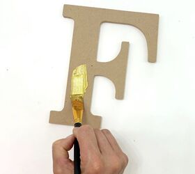 cmo decoupage letras de madera para manualidades de otoo, Letras de madera pintadas con pintura dorada Plaid