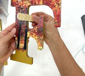 cmo decoupage letras de madera para manualidades de otoo, Usar una lima de cart n para lijar los bordes de las letras de madera decoupage para un borde n tido