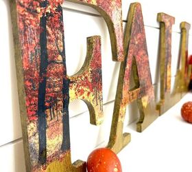 cmo decoupage letras de madera para manualidades de otoo, Primer plano de las letras de madera decoupage