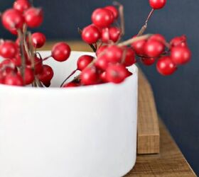 como hacer un arbol de parra de imitacion para navidad, bayas rojas en una maceta blanca