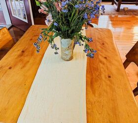 cmo teir lino de forma natural, Camino de mesa de lino te ido natural amarillo con flores sobre una mesa de madera