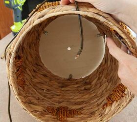 diy lmpara de mesa de ratn hecha con una cesta, pasar el cable del kit de luz por el espacio de la cesta para hacer una l mpara de mesa