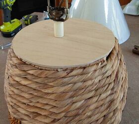 diy lmpara de mesa de ratn hecha con una cesta, usar un trozo de madera para sujetar el kit de l mpara al hacer una l mpara