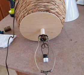 diy lmpara de mesa de ratn hecha con una cesta, cablear el kit de l mpara para hacer una l mpara